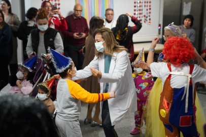 Adana’da onkoloji hastası çocuklara yılbaşı eğlencesi