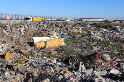 Boş araziye moloz ve çöp dökülmesine tepki gösteren mahalleli, çözüm bekliyor