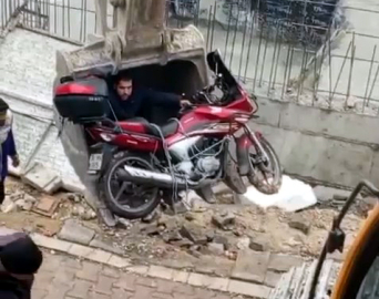 İstanbul- Avcılar’da inşaat alanına düşen motosiklet kepçe ile çıkarıldı