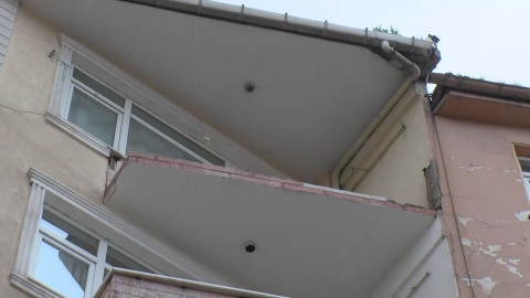 İstanbul - Güngören'de binanın balkonundan parçalar koptu, yayalar son anda kurtuldu; olay kamerada