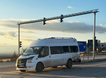 Öğrenci servis minibüsü ile otomobil çarpıştı: 9 yaralı