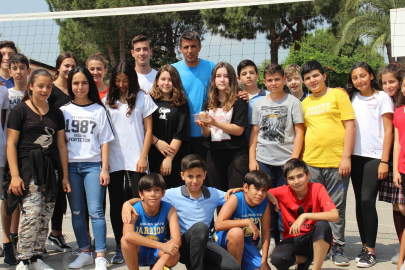 Öğrencilerine olan sevgisiyle bilinen Mücahit öğretmen, şarkılarla anılıyor