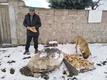 Hayvanlara yaz-kış su ve ekmek taşıyor