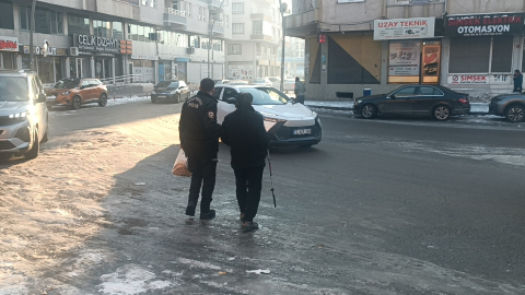 Kardan kayganlaşan yolda yürüyemeyen görme engelliyi markete polis götürdü