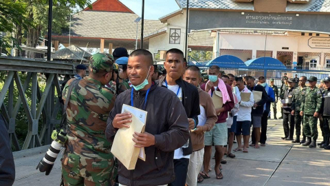 Tayland, 155 gündür alıkoyduğu 18 Kamboçyalı askeri iade etti