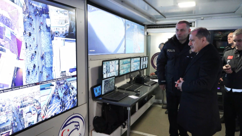 İstanbul - İstanbul İl Emniyet Müdürü Yıldız, Taksim Meydanı'nda yılbaşı için alınan tedbirleri denetledi / Ek görüntü