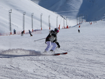 Kar kalınlığı 2 metreyi geçen Palandöken'de kayak keyfi