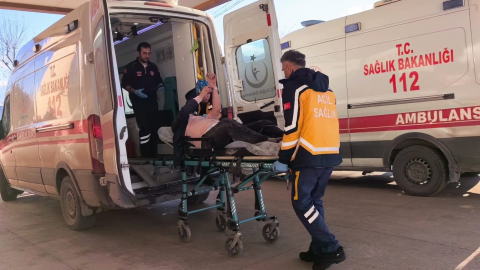 Minibüsün otomobile çarptığı kaza kamerada; 1’i çocuk, 4 yaralı