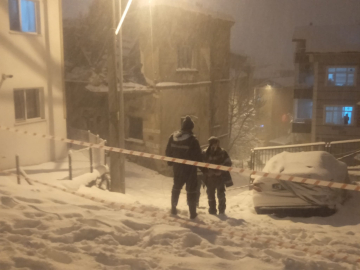 Kar nedeniyle metruk binanın bir bölümü çöktü