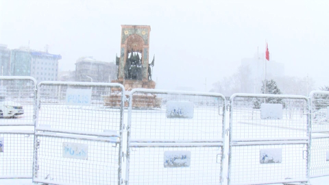İstanbul- İstanbul'da kar yağışı etkili oldu; Taksim Meydanı beyaza büründü