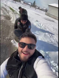 Otomobile bağladığı koltukla kayak yaptı