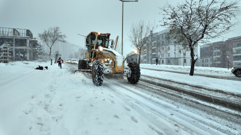 Kahramanmaraş’ta 330 personel ve 222 araçla karla mücadele çalışması
