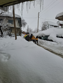 Ekipler, kardan kapanan yolu açıp köydeki hastayı hastaneye ulaştırdı