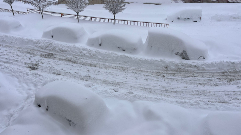 Yüksekova'da araçlar kara gömüldü, 177 yerleşim yerinin yolu kapalı