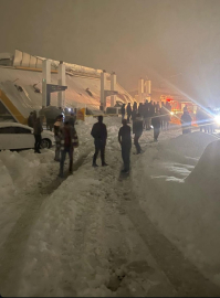 Yüksekova'da araçlar kara gömüldü, 177 yerleşim yerinin yolu kapalı (4)