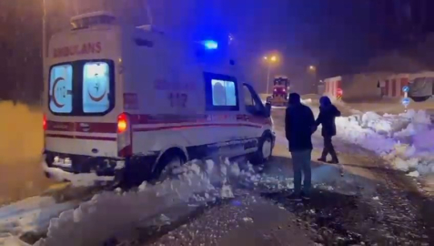 Siirt’te yolları kardan kapanan köylerde rahatsızlanan 2 kişiyi, ekipler hastaneye ulaştırdı