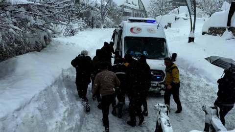 Çatak’ta çığ düşen evdeki kadın yaralı kurtarıldı; 20 ev tahliye edildi / Ek fotoğraflar