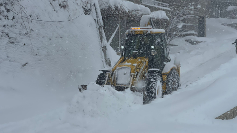 Yüksekova'da araçlar kara gömüldü, 177 yerleşim yerinin yolu kapalı (2)