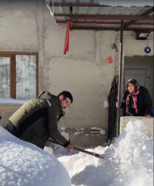 İl Özel İdaresi çalışanı, kardan mahsur kalan kadına kürekle yol açtı