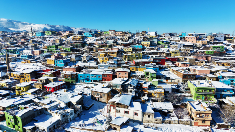 Beyaz örtü ile birleşen Kayseri'nin renkli evleri, havadan görüntülendi