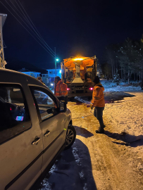 Kara saplanan aracı, belediye ekipleri kurtardı