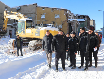 Erzurum’da suç önleyici faaliyet kapsamında metruk binalar yıkılıyor