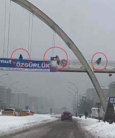 Üst geçitte kar topu atan çocukları yumruklayıp, yerde tekmeledi