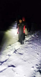 Kardan kapalı yolları yürüyerek geçen ekipler, 2 hastayı hastanelere ulaştırdı / Ek fotoğraflar