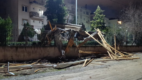 Bursa'da lodos çatıları uçurdu; araçlar zarar gördü