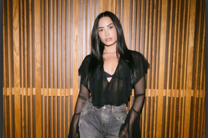 33 yaşındaki pop şarkıcısı, cesur fotoğraflar paylaştı.