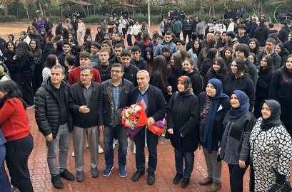 Emekliye ayrılan öğretmeni, 'Hatıran Yeter' şarkısıyla uğurladılar