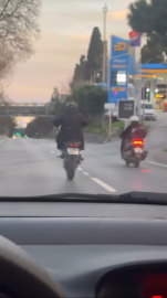 İstanbul- Üsküdar'da tek teker ilerlemeye çalışan motosikletli yola savruldu