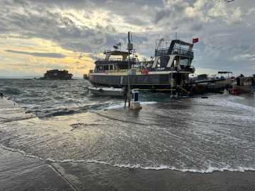 Erdek’te lodos; dalgalar, denizle karayı birleştirdi