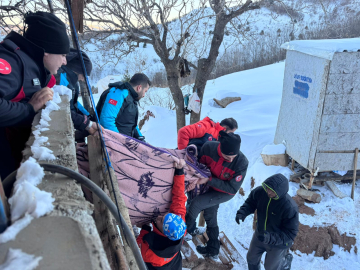 Kardan kapalı yolları yürüyerek geçen ekipler, 2 hastayı hastanelere ulaştırdı