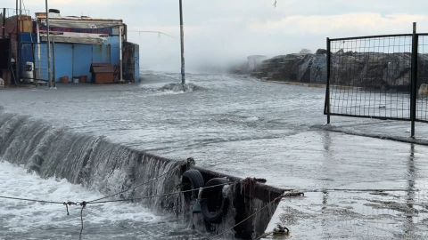 İstanbul - Avcılar'da dalgalar mendireği aşarak balıkçı barınağına ulaştı