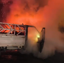 Duvara çarpan kamyonet yandı