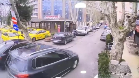 İstanbul - Sarıyer'de ağaç otomobilin üzerine devrildi; seyir halindeki araç son anda kurtuldu