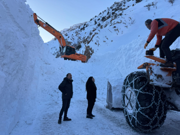 Çığ düşen Çatak-Van kara yolunda acil öncelikli araçların geçişine izin veriliyor