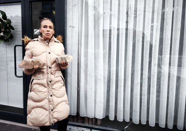 Düğün organizatörü kız kardeşlerin iş yerine kaldırım taşıyla saldırdılar