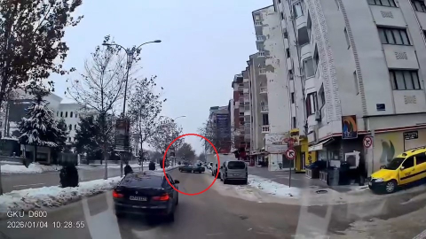 Elazığ’da dar yolda drift atan otomobil kamerada