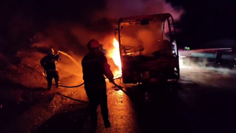 Adana'da seyir halindeki yolcu otobüsü alev alev yandı