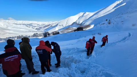 Artvin'de çığ altında kalan çobanı arama çalışmalarına ara verildi