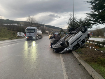 Samsun’da hafif ticari araç takla attı; 2 yaralı