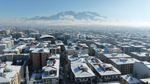 Van'da okulların çatılarındaki buz sarkıtları ve kar kütleleri temizleniyor / Ek fotoğraflar
