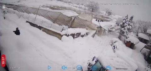 Üzerinde kar biriken seranın çökme anı kamerada