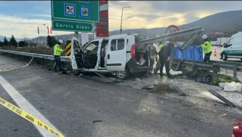 Otoyolda, hafif ticari araç bariyere çarptı: 2 ölü