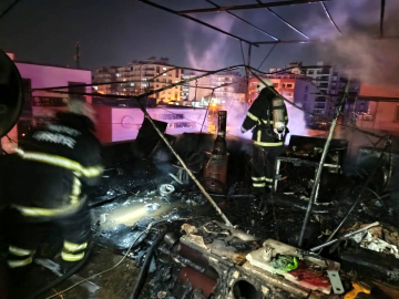 Hatay'da iki katlı evin terasında yangın