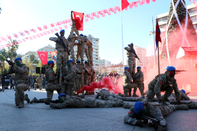 Adana’nın işgalden kurtuluşunun yıl dönümünde komandolardan tüfekli hareketler gösterisi