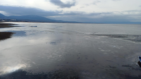 Beyşehir Gölü’nün yüzeyi buz tuttu
