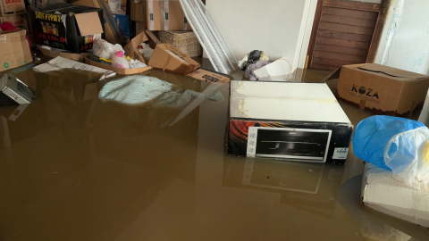 İstanbul- Avcılar'da 20 gün içerisinde 3 kez çöken yol toprakla dolduruldu; bodrum katı su bastı